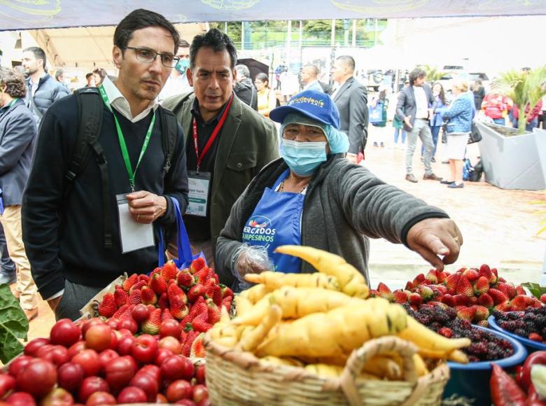 Para finalizar, los invitados fueron a la Plaza La Concordia donde almorzaron y recorrieron los Mercados Campesinos mientras aprendían sobre la consolidación de Bogotá-Región como parte de la hoja de ruta de la capital colombiana.