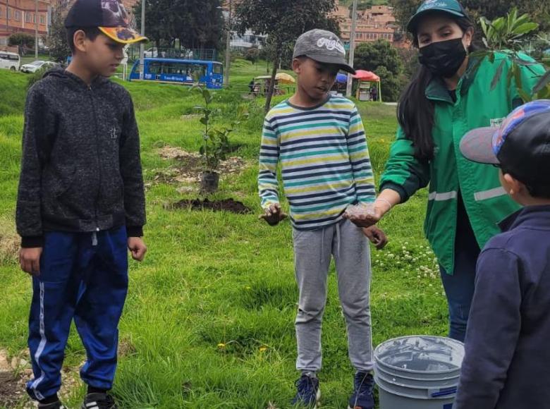 Los niños de la comunidad de Ciudad Bolívar también participaron de la siembra después de haber escuchado una corta charla de cómo plantar árboles por parte de los profesionales del Jardín Botánico.