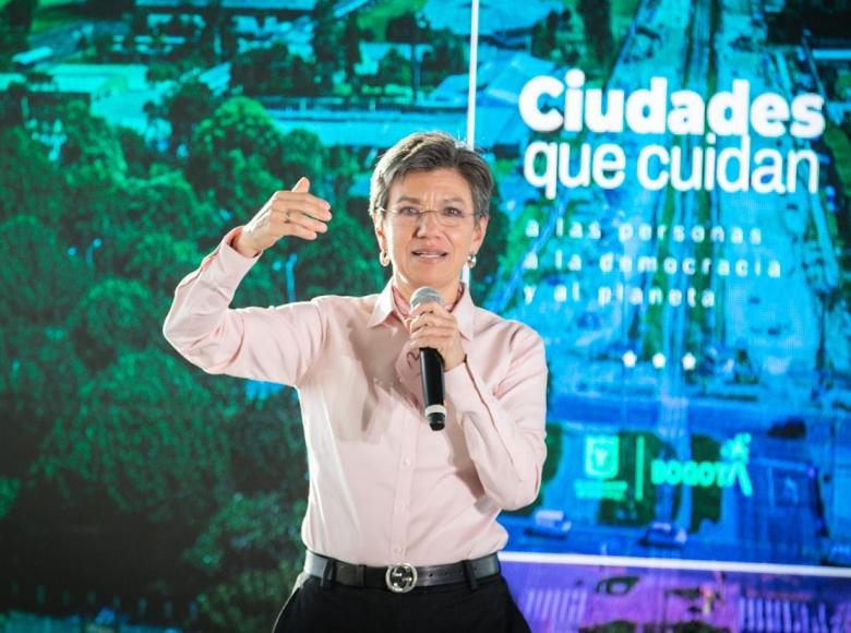 La última actividad ese día fue una presentación en las Torres Atrio, allí la Alcaldesa explicó en qué consiste la planeación enfocada en el cuidado de las personas, de la democracia y del planeta. 