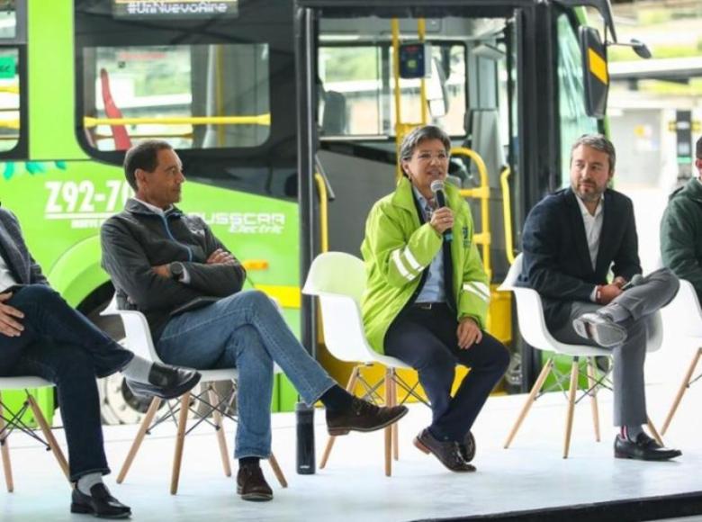 En la inauguración del patio eléctrico, en Usme, la alcaldesa Claudia López estuvo acompañada de Julio Pulido, subsecretario de Ambiente; Lucio Rubio, gerente de Enel Colombia; Álvaro Rengifo, gerente de TransMilenio; y Diego Vargas, habitante del sector. 