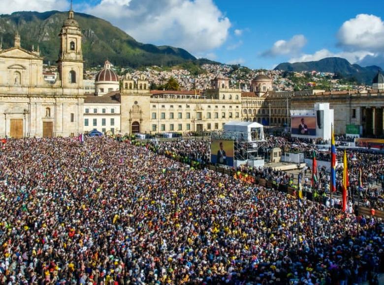 Es la primera vez que un evento de estos se hace en un acto público. Además de los invitados oficiales, la Plaza de Bolívar tuvo una asistencia multitudinaria de personas que acompañaron al recién posesionado presidente Gustavo Petro. 