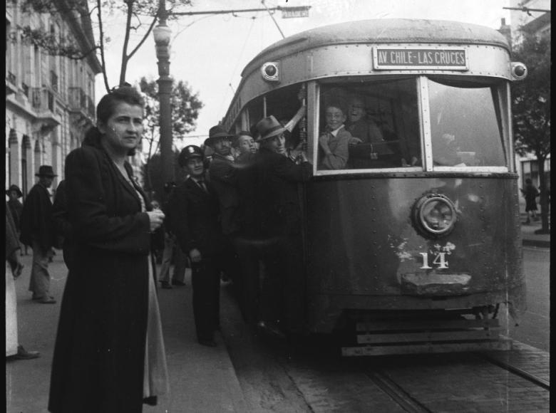 Los bogotanos pasaron de movilizarse a pie o en carruajes de tracción animal al tranvía de mula y luego al tranvía eléctrico. (Foto: Secretaría General de la Alcaldía Mayor de Bogotá- Dirección Distrital de Archivo de Bogotá. Colección Sady González) 