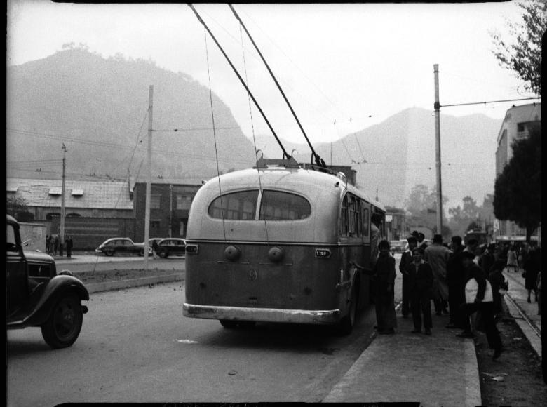 Los trolebuses eran unos vehículos alimentados con electricidad, operados por la Empresa Distrital de Transportes Urbanos. (Foto: Secretaría General de la Alcaldía Mayor de Bogotá- Dirección Distrital de Archivo de Bogotá. Colección Sady González) 