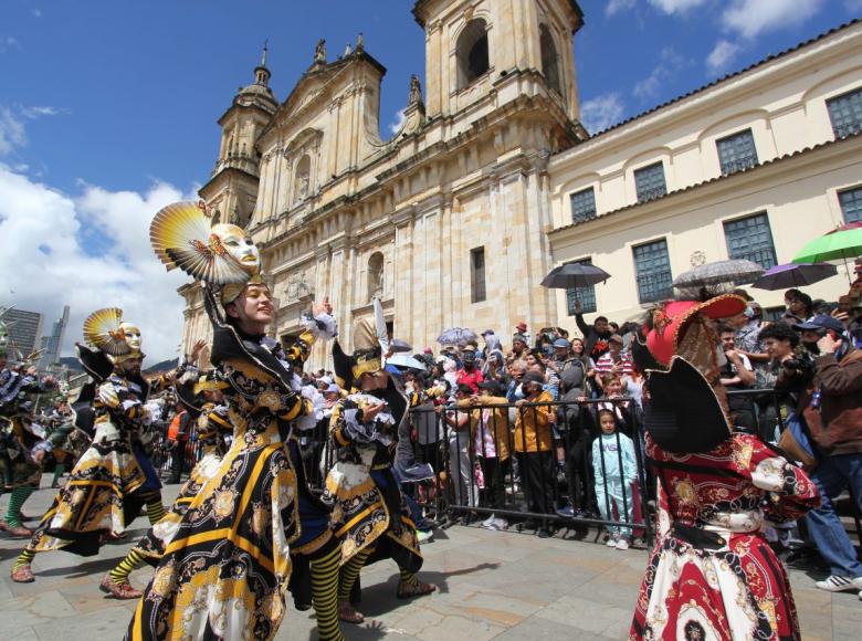 Cinco agrupaciones que conforman la Calle de la Alegría del Festival Iberoamericano de Teatro, pudieron integrarse a esta fiesta en celebración al cumpleaños de Bogotá.