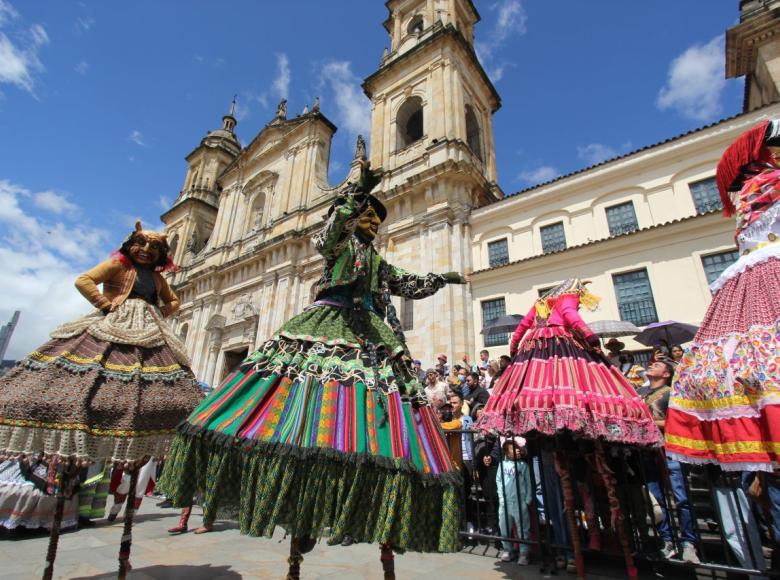 Artistas en zancos llenaron de danza, magia y colores con el regreso del desfile de comparsas 'Bogotá Siente la Fiesta'.