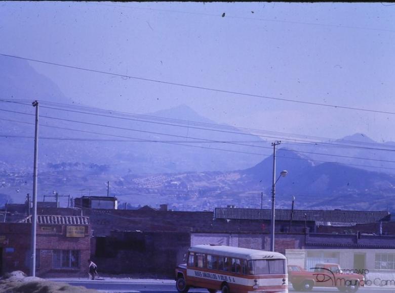 Los buses tomaron la demanda del transporte público, al fortalecerse las empresas de Transporte Público Colectivo (TPC). (Foto: Secretaría General de la Alcaldía Mayor de Bogotá- Dirección Distrital de Archivo de Bogotá. Colección Jorge Mauricio Camargo)