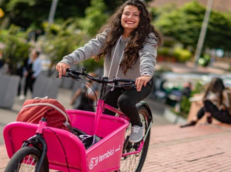 Habrá 150 bicicletas de cajón (o de carga) y 150 sillas para transportar a niñas y niños, lo cual facilita los viajes de cuidado que mayoritariamente hacen las mujeres. 