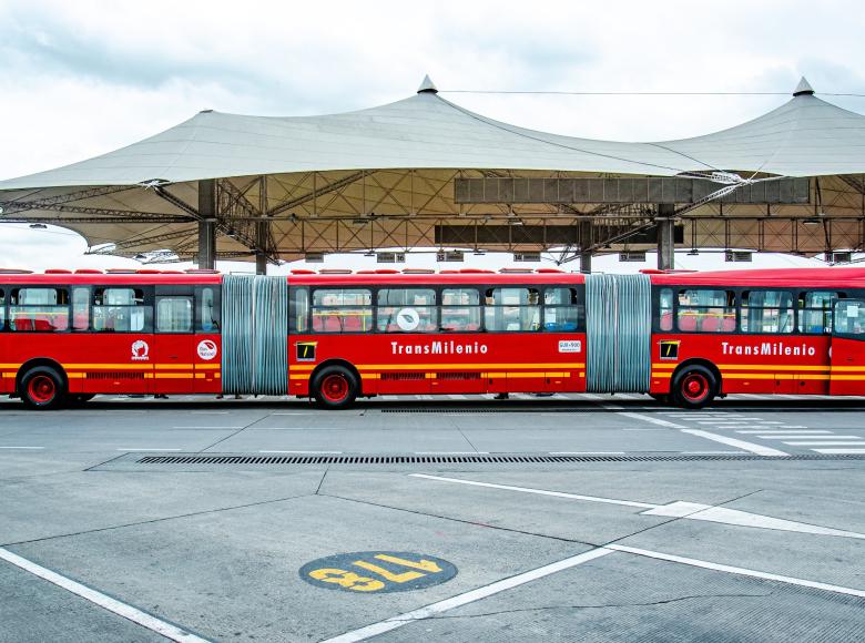 Con su entrada en operación en el año 2000, la llegada de TransMilenio marca una nueva era en el transporte público de la ciudad. (Foto: Alcaldía de Bogotá). 