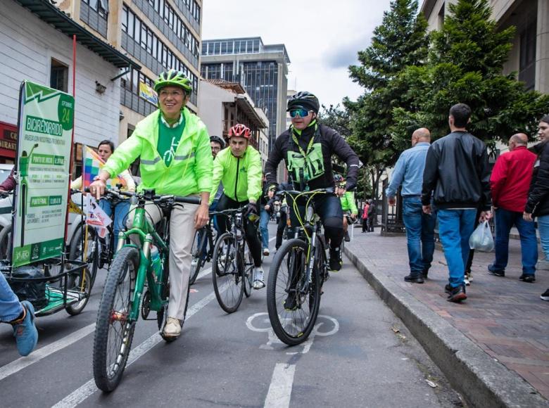 La alcaldesa, Claudia López, cerró su recorrido yendo hacia la Alcaldía Mayor de Bogotá junto a los consejeros y consejeras de la bici.