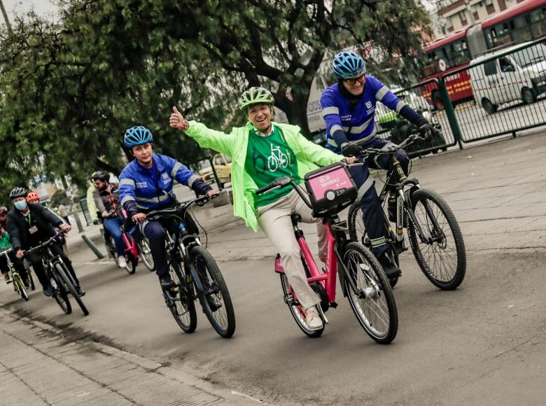 En el Día sin carro y sin moto en Bogotá, la alcaldesa, Claudia López, hizo recorridos en TransMilenio y bicicleta para revisar el estado de la movilidad en la ciudad.