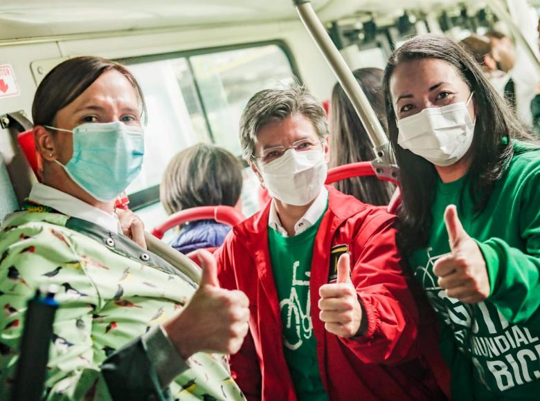 Después, la alcaldesa, Claudia López, y las secretarias de Ambiente, Carolina Urrutia (izq.), y de Movilidad, Deyanira Ávila (der.), se movilizaron en TransMilenio hacia la estación El Tiempo-Maloka, en donde iniciaron su recorrido en bici hacia El Campín.