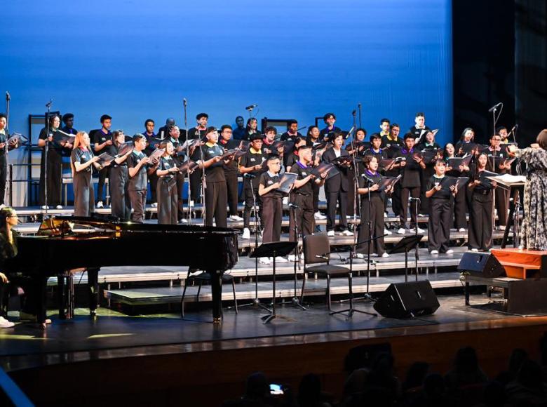 Los cantores y cantoras y los espectadores terminaron absolutamente felices por el concierto. 