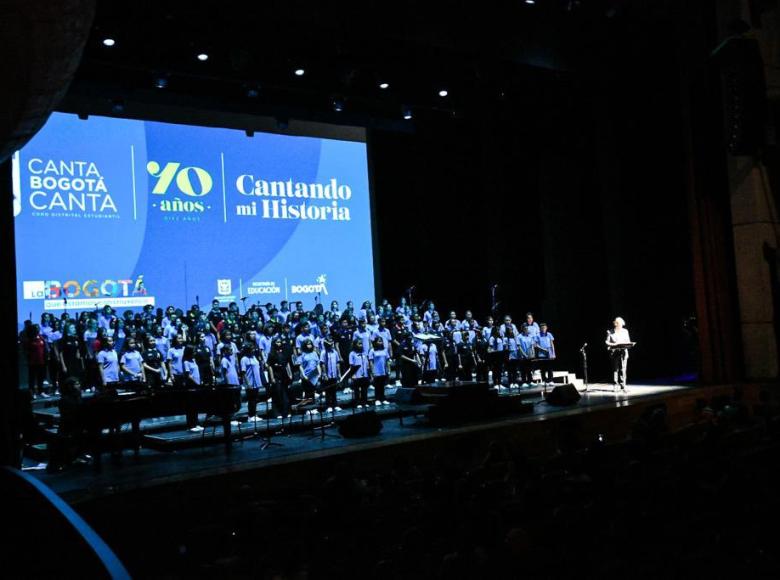 570 coristas se presentaron el domingo 25 de septiembre en el teatro Julio Mario Santo Domingo para presentar frente a cientos de personas un repertorio de 18 canciones.