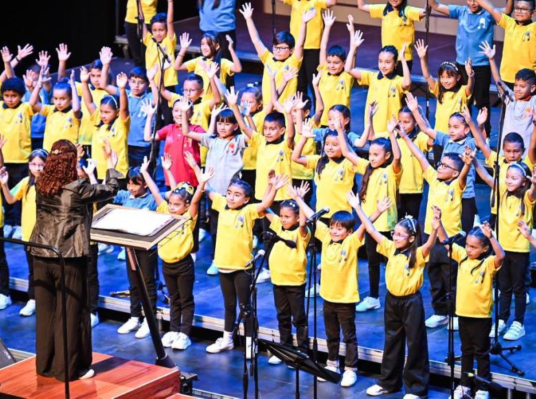 En esta ocasión, estudiantes de las categorías pequeños cantores (6 a 8 años), categoría infantil (8 a 12 años) y categoría juvenil (13 a 18 años) hicieron presencia en el escenario.