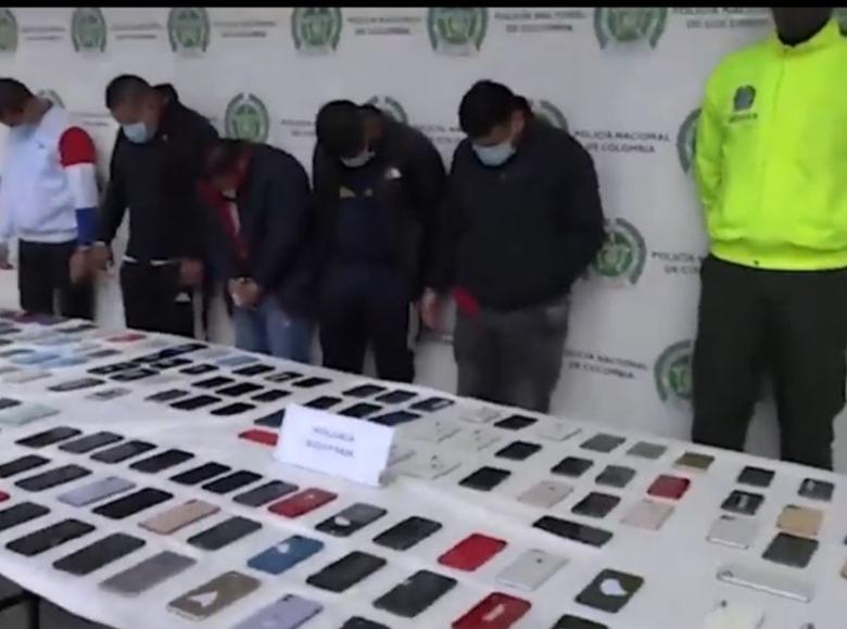 'El Combo', una organización criminal que fue desmantelada por utilizar carros de transporte público para hurtar las pertenencias de los pasajeros. Con la captura de cinco hombres se recuperaron 735 celulares.