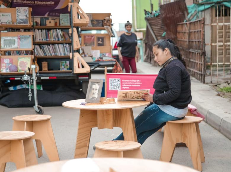 ¡La Manzana del Cuidado de Mochuelo en Ciudad Bolívar tiene una sala de lectura para cuidadoras!