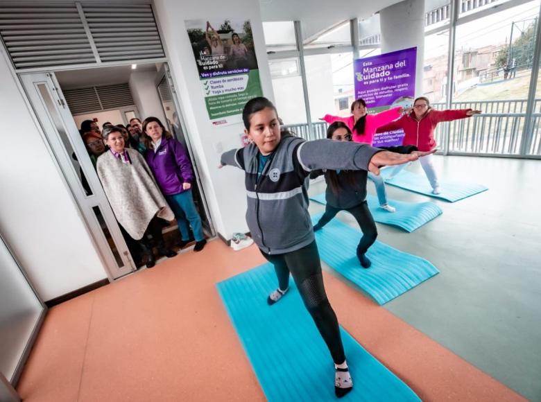 Las clases de yoga hacen parte del portafolio de servicios gratuitos de respiro para las mujeres cuidadoras en Ciudad Bolívar. 