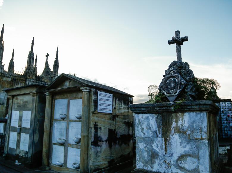 El cementerio se encuentra ubicado en la localidad de Los Mártires, en la Calle 26 con Carrera 20 y alberga gran parte de los próceres, líderes, artistas, escritores, empresarios y políticos que han hecho historia en Colombia.