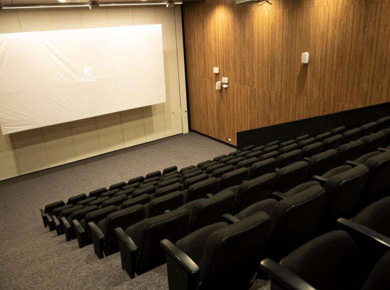 La sala de cine tiene las condiciones adecuadas para recibir 95 espectadores en cada función. ¡Anímate a visitarla!