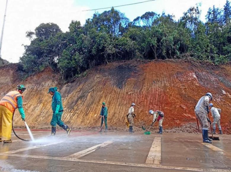 Más de 600 personas de las 23 entidades que integran el Sistema Distrital de Gestión de Riesgos y Cambio han atendido la emergencia en turnos de trabajo de 16 horas. También se han realizado labores de barrido y limpieza en la vía. 