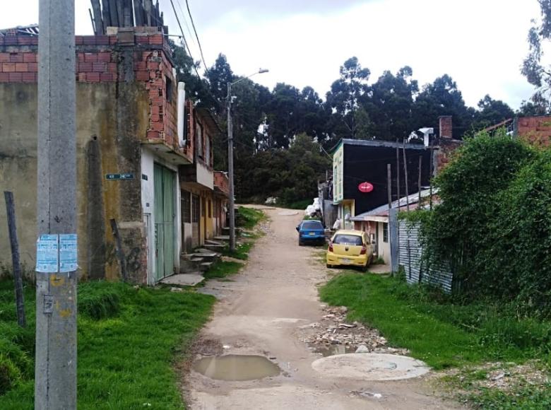 Antes: Barrio La Cecilia, en la localidad de San Cristóbal. Sus calles eran destapadas, no había andenes, se inundaba cuando llovía y las tuberías se rompían dejando salir las aguas negras que recorrían el sector.