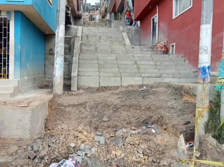 Antes: El barrio Mirador Centro, en la localidad de Santa Fe, otro de los favorecidos por la obras de mejoramiento, también tuvo su transformación. No tenía andenes, ni vías, no había escaleras para subir las calles empinadas; cuando llovía se formaban pantanos.