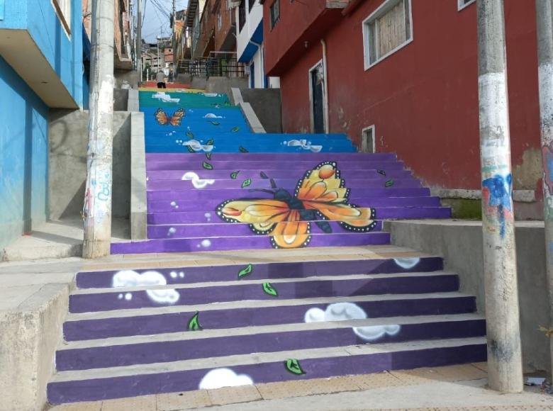 Ahora: ¡Hermoso! Las escaleras del este callejón fueron intervenidas por la CVP facilitando a las personas subir las calles empinadas. Además, realizó otras obras de pavimentación en las vías y en la construcción de andenes altos y bajos para la comunidad.