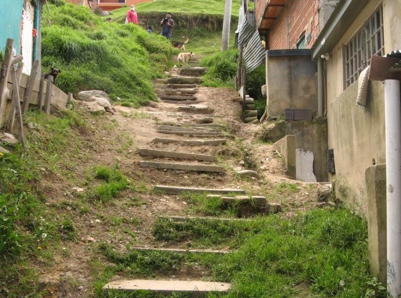 Antes: Otra foto en el barrio Laureles con el antes de las obras. Las personas tenían que caminar entre el pasto, subir cuestas en medio de trochas corriendo el riesgo de una caída cuando se ponían resbalosas por las lluvias.