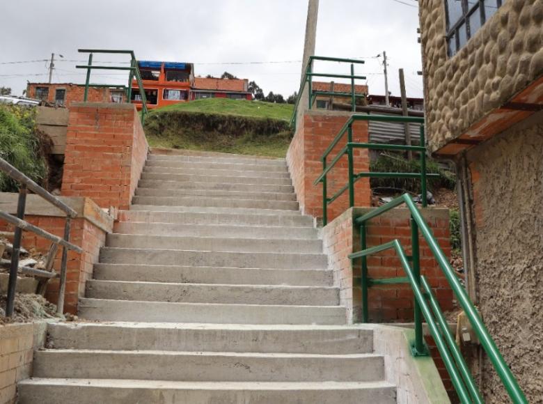 Ahora: Se construyó una escalera digna con barandas para la comodidad, seguridad y acceso de los habitantes. ¡Una verdadera transformación!