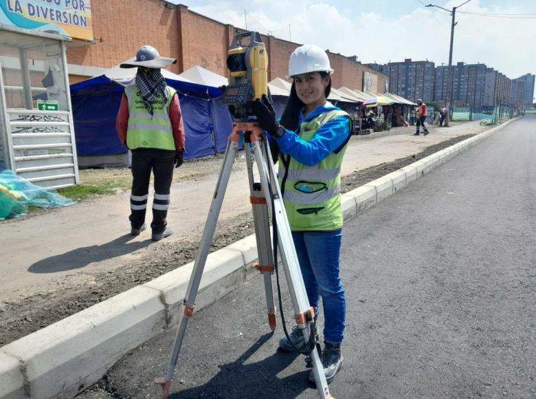 “Mi herramienta principal es una estación total (foto), con la que recolectamos los datos para dibujarlos a un plano. Es una satisfacción muy grande ser una de las mujeres que trabajan en proyectos que mejoran la ciudad”: María Ruíz Chavarro, topógrafa. 