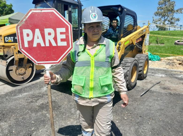 “Me gusta mucho mi trabajo, porque estoy aportando un granito de arena para mejorar las vías en Bogotá. Me siento muy orgullosa cuando vuelvo a pasar por alguno de los lugares donde trabajé": Sandra Rodríguez, auxiliar de tráfico de la UMV.