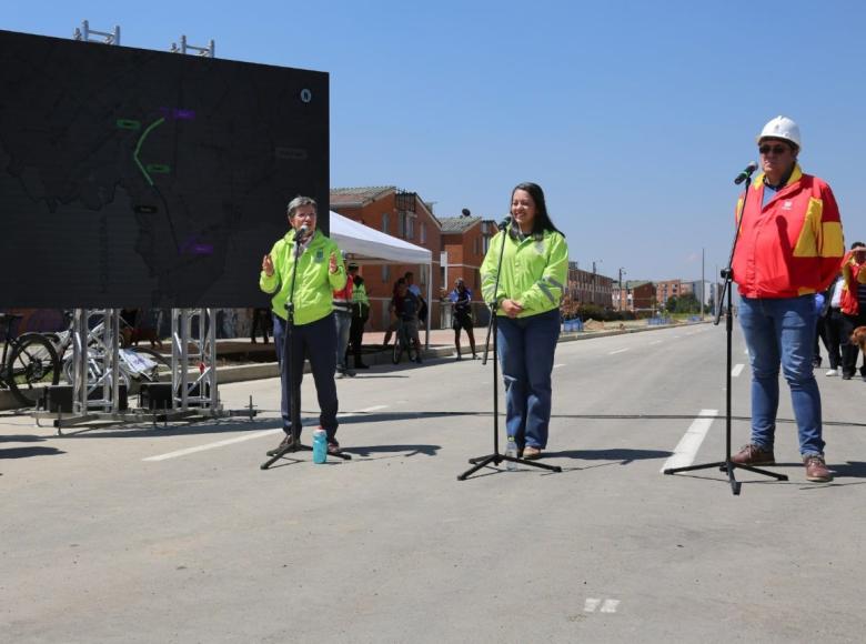 La alcaldesa de Bogotá, Claudia López, recorrió junto a la secretaria de Movilidad, Deyanira Ávila, y el director del Instituto de Desarrollo Urbano, Diego Sánchez, el tramo 1 y parte del tramo 2 de esta avenida. 