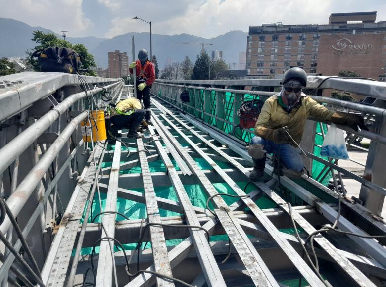 Según se observa en la imagen, a medida que se retiran las láminas de aluminio se empiezan a instalar los perfiles tubulares, es decir, la estructura que sostendrá el nuevo piso de poliprolipeno. 