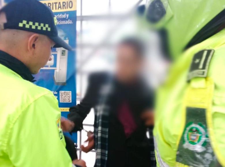 En TransMilenio fue capturado ‘El de las bufandas’ por hurto de celulares dentro del sistema. 