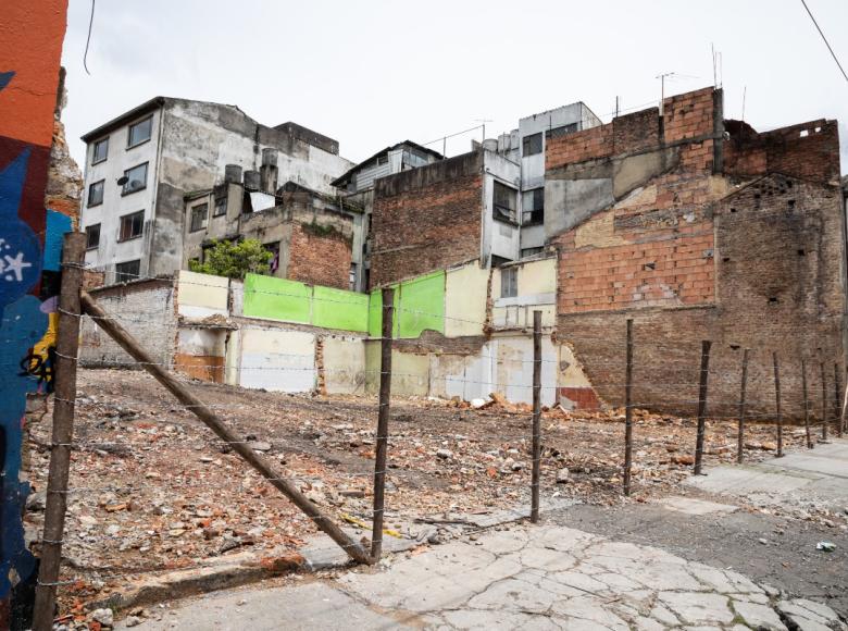 La imagen es de uno de los predios demolidos en la localidad de Santa Fe, en la carrera 13a con calle 1. Ten presente que la Línea 1 del Metro tendrá en total 16 estaciones. 