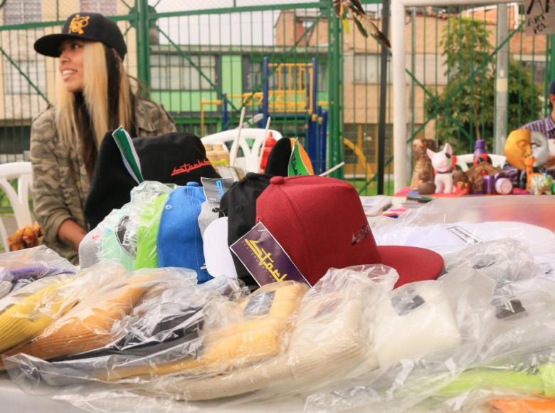 Gorras y otros artículos más estuvieron presentes en la feria de emprendimiento que se realizó este día.