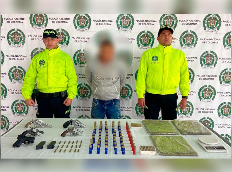 Luego de un operativo de las autoridades fue capturado ‘El Pistolero’ e incautadas armas de fuego y estupefacientes que presuntamente distribuía.