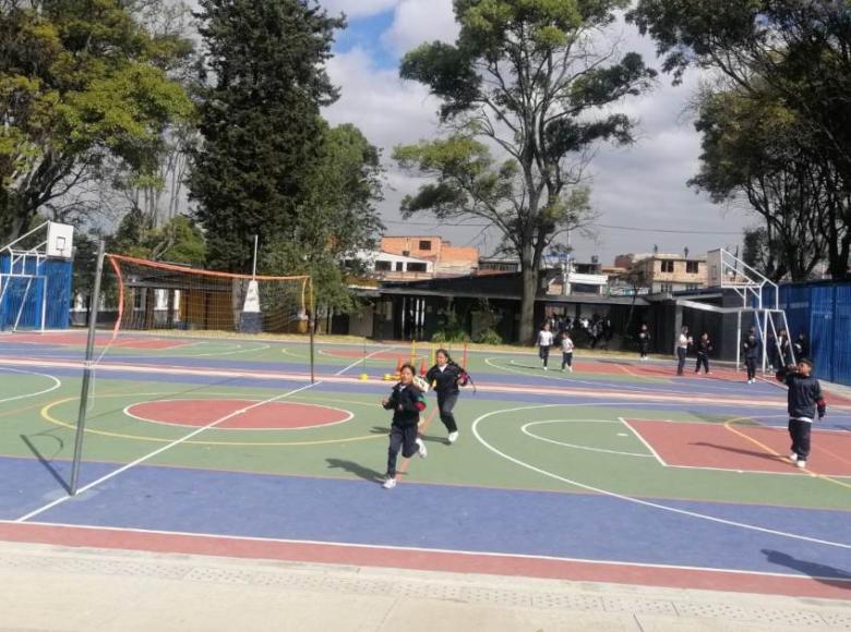 Después: Con las obras se ampliaron y se dividieron las canchas de juego; además, se adecuaron las zonas de circulación para las y los estudiantes.