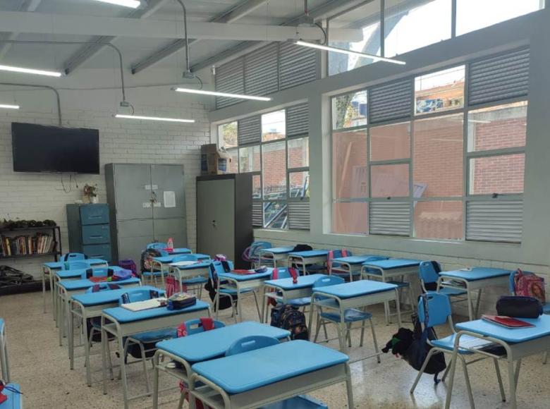 Después: En las aulas se instalaron ventanales en aluminio, luces led y pintura general que mejoró la iluminación de estas zonas vitales para las y los estudiantes.