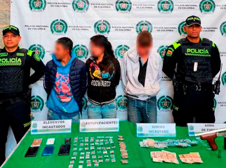 La Policía capturó a dos hombres y a una mujer que conformaban la banda 'los paisas', por porte ilegal de armas y tráfico de estupefacientes, delitos que cometieron haciéndose pasar por recicladores.