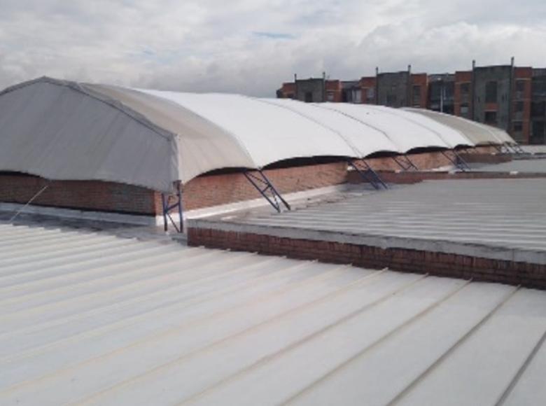 Después: Con la adecuación y mejoramiento se reemplazaron las tejas y cubiertas para mejorar la iluminación y ventilación en el colegio.