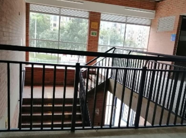 Después: Con las obras de mejoramiento se hicieron intervenciones en ventanas y pintura general de las zonas. Así como mejoras en las escaleras y la seguridad de las mismas. 