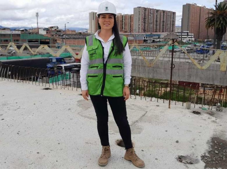 Carolina Gómez, ingeniera civil, tiene a su cargo uno de los frentes de obra de la avenida Guayacanes. Su hija, de ocho años, dice que cuando grande también quiere ser ingeniera. 