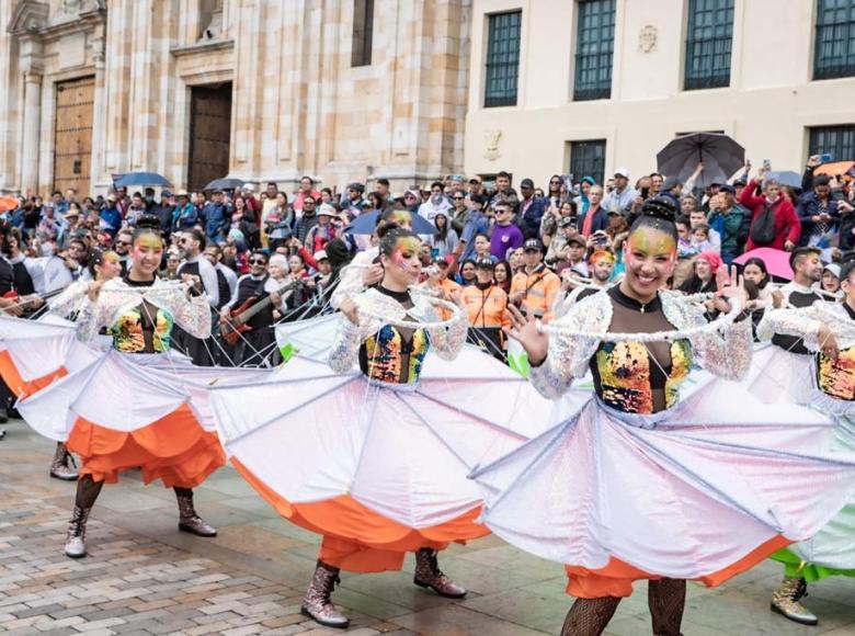 El baile, la alegría y los trajes coloridos, se tomaron la Plaza de Bolívar.