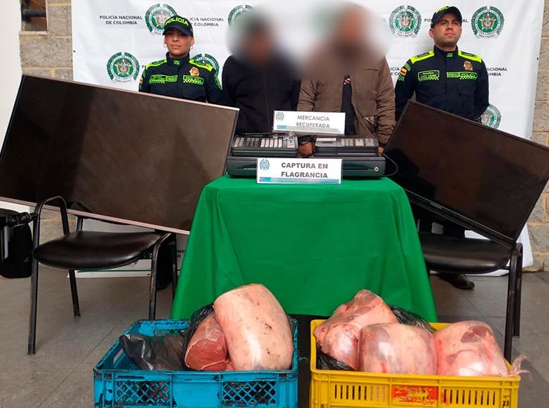 Dos hombres que entraron a una carnicería a hurtar dinero en efectivo, electrodomésticos y productos cárnicos en la localidad de Engativá, fueron capturados.