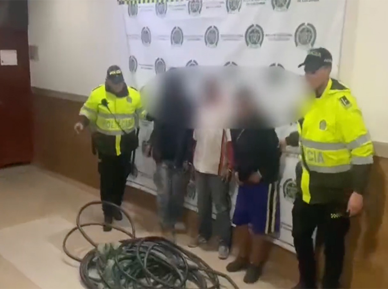 En la localidad de La Candenlaria fueron capturados en flagrancia por la Policía tres hombres que intentaban hurtar de una alcantarilla 50 metros de cable.