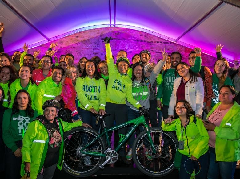 ¿Sabes por qué Bogotá es la capital mundial de la bici? Rueda por esta galería y conoce cada detalle. En la foto, la Alcaldesa, Claudia López (centro), durante el reconocimiento a la cultura bici como ‘Patrimonio Cultural Inmaterial de Bogotá’.