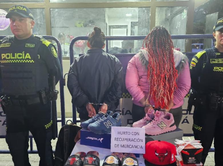 Estas dos mujeres de nacionalidad extranjera fueron capturadas por haber usado escopolamina para hurtar las tarjetas de crédito de un ciudadano norteamericano de la DEA para hacer compras en centros comerciales.