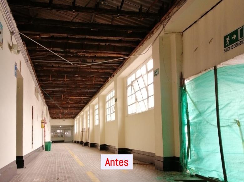 Antes: Los pasillos del colegio Manuela Beltrán presentaban daños generales en techos, que eran en madera, y daños en la pintura.