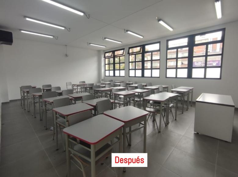 Después: Los salones se renovaron haciendo cambios de pisos por tableta, nuevos escritorios, se adecuaron ventanales en aluminio, luces led y pintura general. 